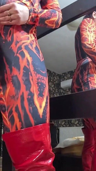 Fetiș în costum roșu din nailon - tachinare cu chiloți intrați în pizdă, muie profundă și spermă pe My Downjacket