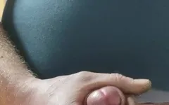 Büyük yarağımı sıvazlamayı seviyorum