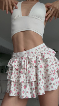 Cítíte se flirtovat v této frilly minisukni