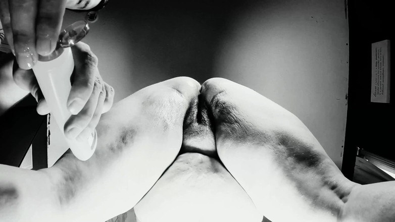 SexyNEBBW: Cztery palce i mokra cipka (b &amp;w)