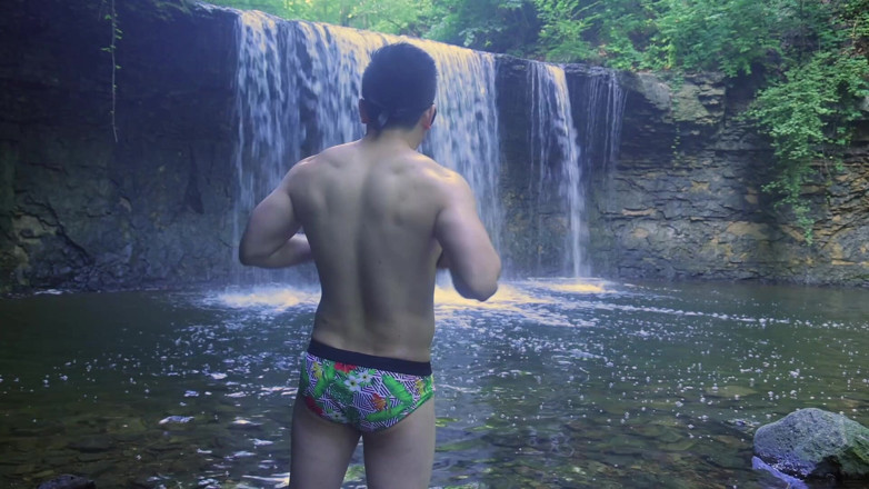 Barenakedmuscles: Fusto asiatico muscoloso si flette in speedo di cascata - culo...