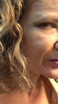 Mătușa ta vitregă obraznică Tia știe că te-ai uitat la porno cu milf - vedere la persoana 1