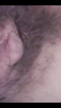 ฉันโชว์หีขนดกให้ลูกเลี้ยงดู แล้วให้เขาหยิบควยออกมาถอนหญ้า