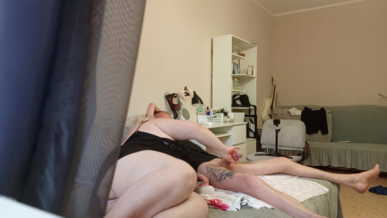 Zona901: My Girlfriend Pleasures Me by Jerking off My Dick Before...