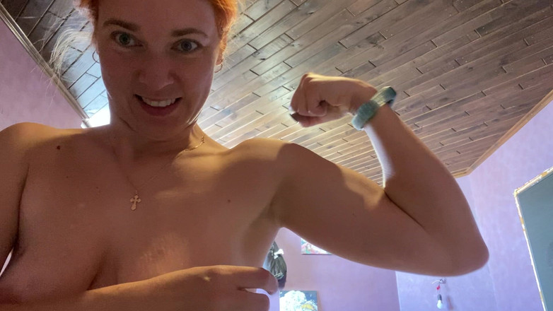 Risky Hairy Couple: Kızıl saçlı orta yaşlı seksi kadın güçlü kaslarını gösteriyor