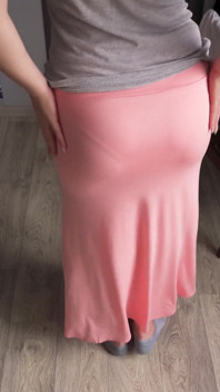 Zichtbaar in slipje fetisj plagen in lange maxi rok