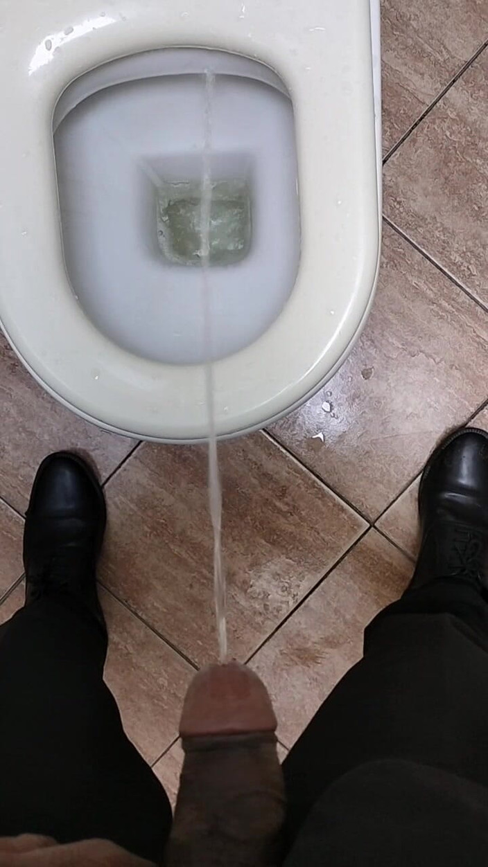 Blackcock83: Pissen in toilet
