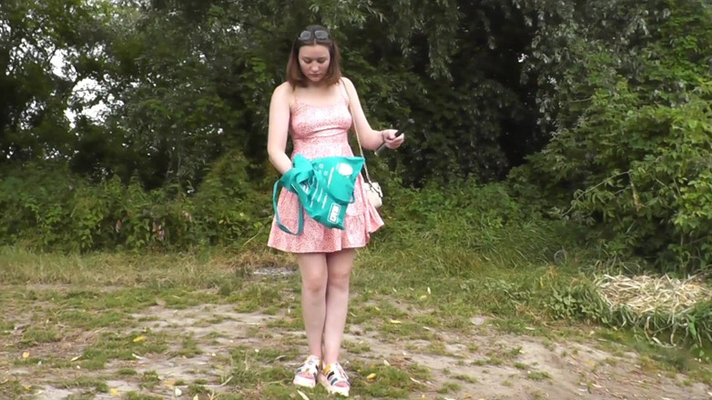 Assol: Solo dans la nature sans culotte