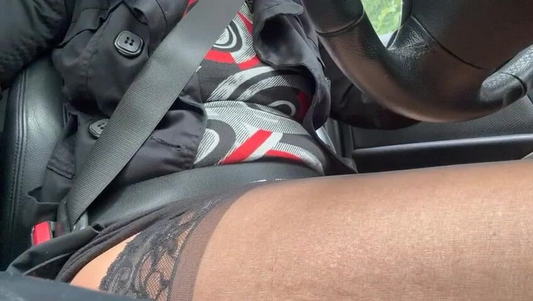 Step Mommy: Una miLF matura in calze beccata al volante di un'auto...