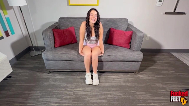 Fucked Feet: 新入りの女の子、クロエ・ラブ!