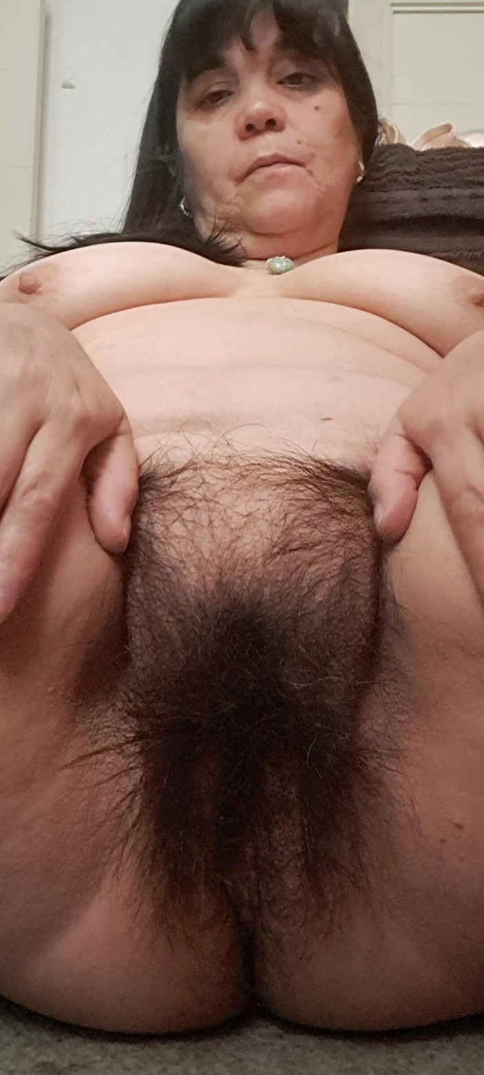 Mommy big hairy pussy: Masturbándose con vibrador en el clítoris maduro