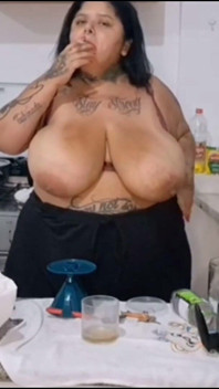Plus-size Allure: BBW raucht in der Küche