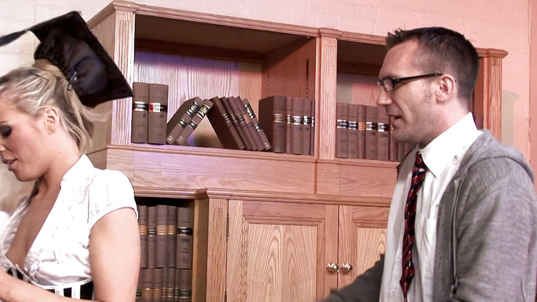 Back to School: Perverzní učitelka zapojená do ošklivých lesbických skupinových sexů se nezbednými...