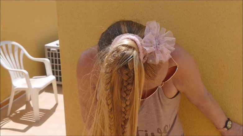 Natalie K: Pullar Och Sprider Min Fitta Utomhus Med Neddragna Shorts