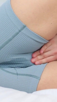 Bagnando i miei pantaloncini Fetish - figa ammollo - ragazza bionda calda e sgrillettamento veloce da sola
