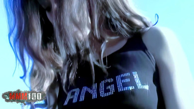 MMM100: Angelina, superbe modèle française, s’exhibe à poil dans les rochers