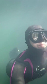 Immersione in la mia lucente muta a due pezzi