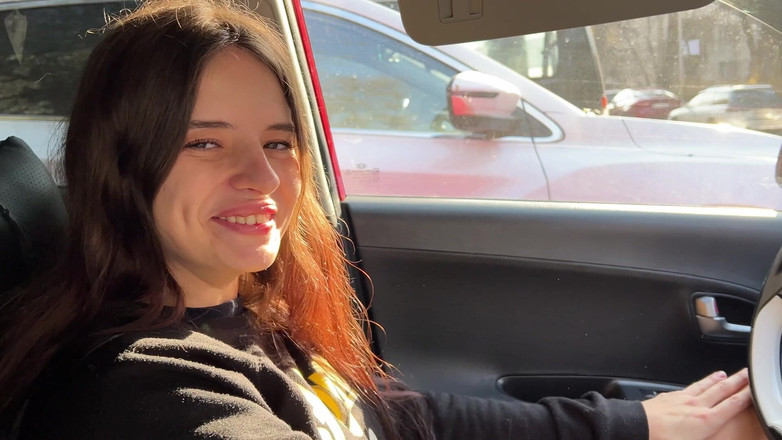 MargoAlisa: Zwei Freunde im Auto in der Öffentlichkeit