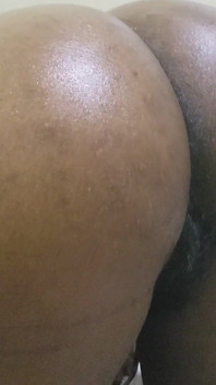 Des filles pulpeuses le secouent, taquinent en solo et rebondissent avec passion dans une action torride