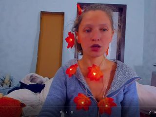 AnnaNotIdealAngel: Я з осінньою гірляндою, що сяє кленовим листям і без окулярів і з помаранчевими віщами