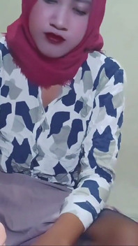 딜도를 사용하는 무슬림 펨보이 애널