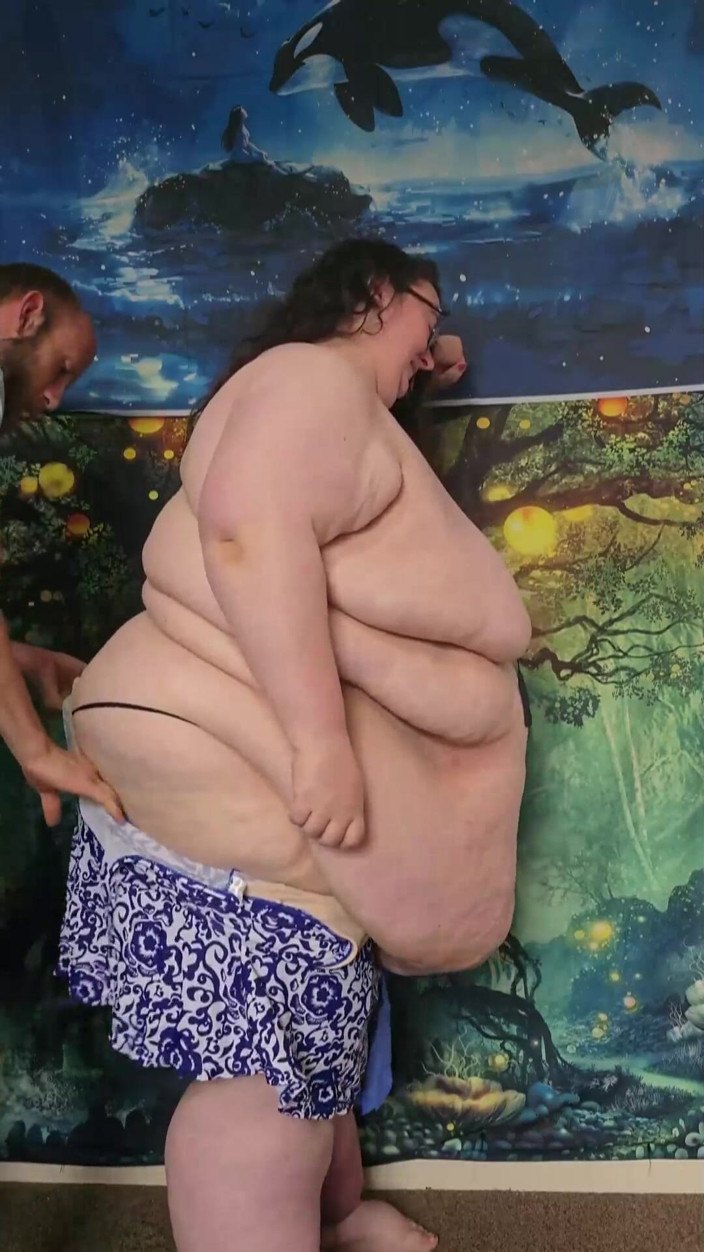 SSBBWLadyBrads: SSBBW Gets Help Fitting Into Tight Swimming Costume