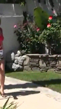 La tettona rossa gioca con un bbc