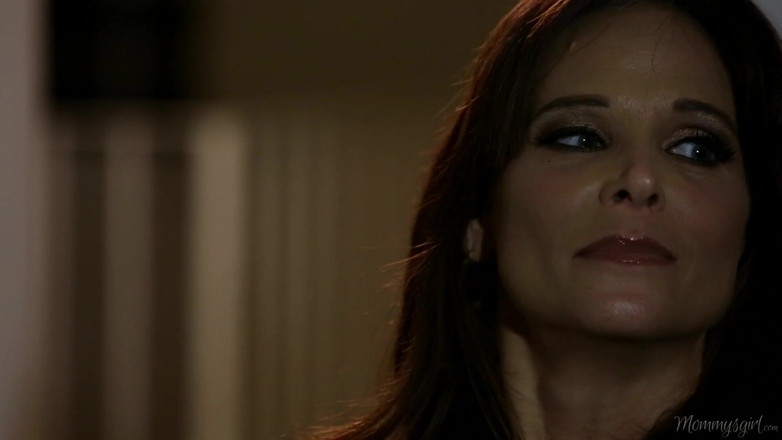 Mommy's Girl: Syren De Mer hace todo lo que puede para hacer...