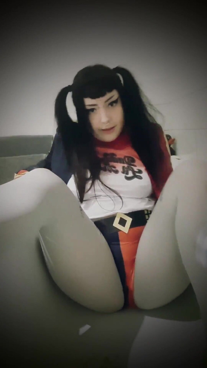 Yourfavecumslut: 욕조에서 오줌 싸는 할리 퀸