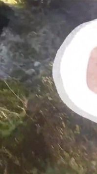Twink rycker av sin kuk, sprutar sperma i smutsiga illaluktande skor, i vita sneakers