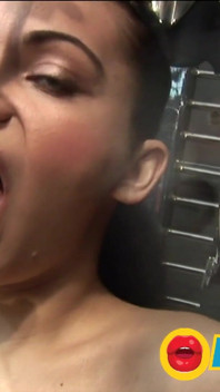 Sexo grupal con morena de tetas pequeñas y rubia con antojo anal