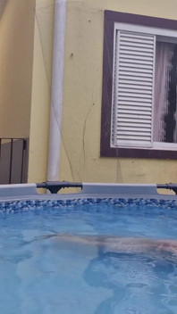La Vicina Di Casa Troia Si Mostra in Piscina