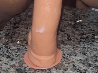 anal_queen_amateur: 热辣地坐在假阳具上，我用手指坐在我的屁股上