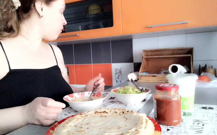 VikkiGeorgia: I Am Eating