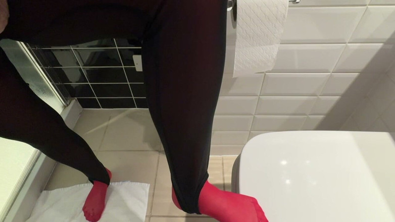 Mr MF: Mme Mature Feet Se Prépare À Prendre Une Douche 556