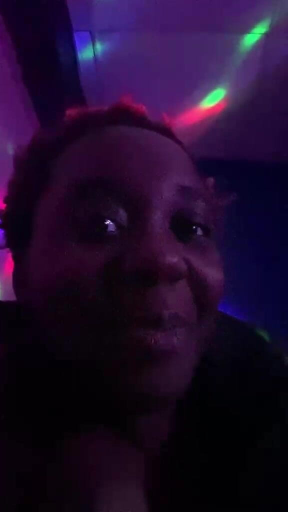 ALLIYAH ALECIA: (mesig Rädd.. Rumpa Försöker).. Booty Plug Insättning - Mörkhyad Svart Tjej...