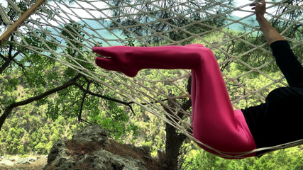 Shiny teens: Rosa meia-calça de spandex em uma rede nas montanhas