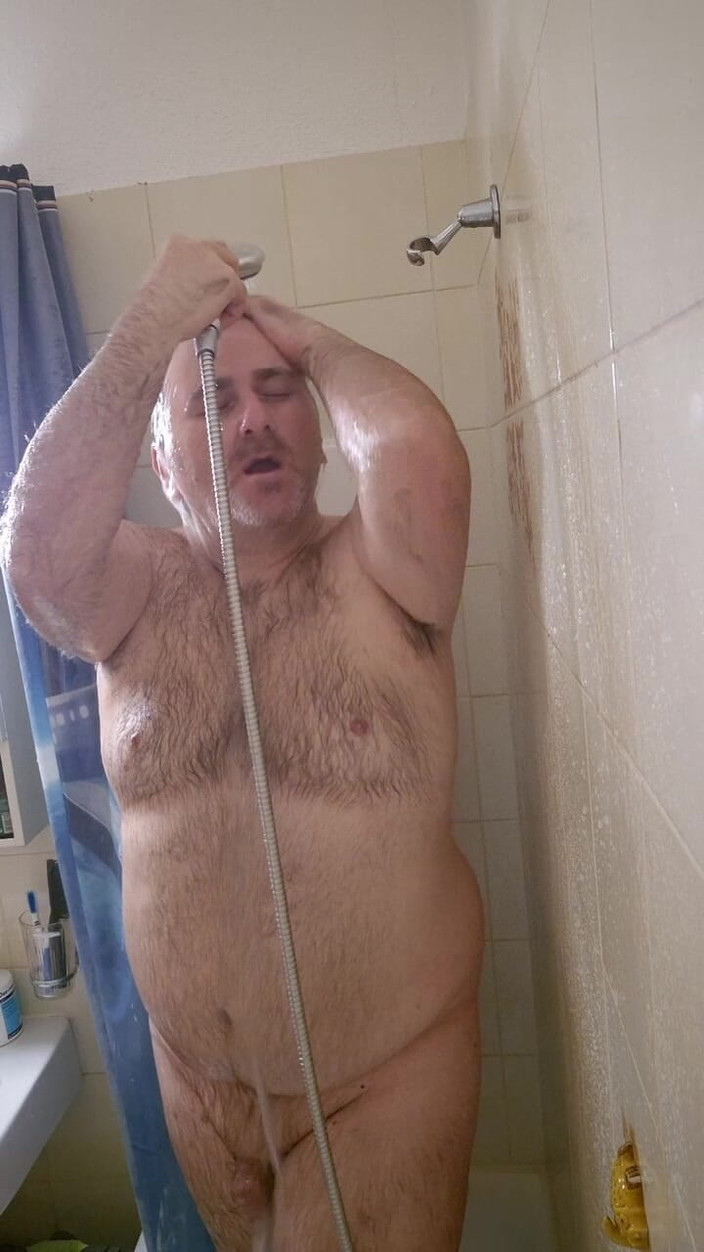 ChubbyDaddyBearLuka: Baculatý táta medvěd ve sprše