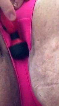 Bbwbootyful stimuluje můj klitoris vibrátorem šukání mé kundičky