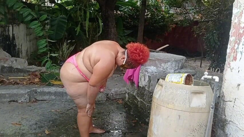 Gordita Culo Rico: Mi puta madrastra toma una ducha en el patio