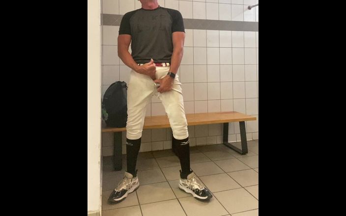 JockDad87: Бейсбол нагоняется Jockdad87 выстреливает его альфа-порцию спермы в раздевалке