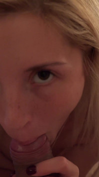 Il tuo cazzo è così eccitato che le colpisce quasi in faccia quando si inginocchia per adorarti