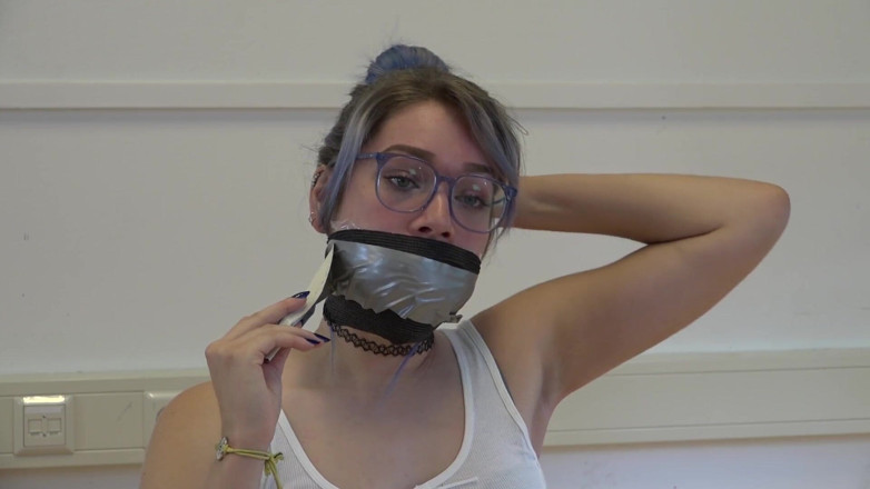 Restricting Ropes: Wymiotuje się z bliska skarpetkami
