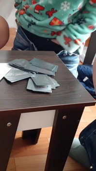 Un jeu de cartes finit en trio lesbien torride