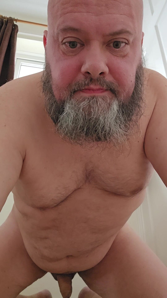 big_davec: Оголена дрочка на колінах до камери