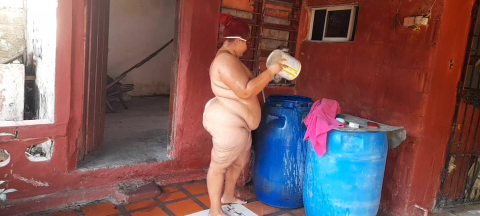 Gordita Culo Rico: Üvey annemi evinin terasında duş alırken gözetliyor.