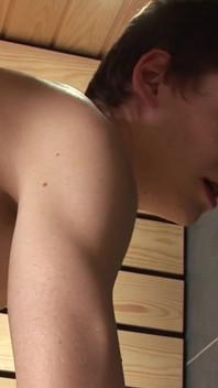 Aksi gay dengan dua pria tampan di sauna