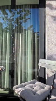 Quente morena nova pequena esposa mostra sua buceta sem calcinha raspada ao ar livre na varanda para os vizinhos