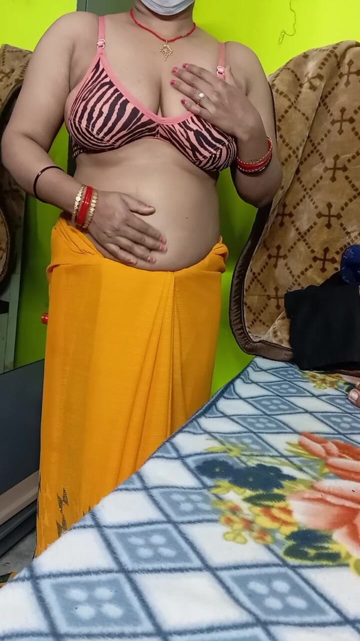 Manjushukla: サリーを脱ぐインドの美しいバービ。