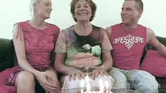 Une vieille mamie se fait baiser dans un trio allemand